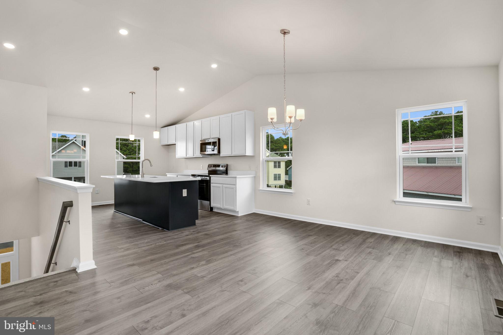 CAPTAIN'S COVE - Residential