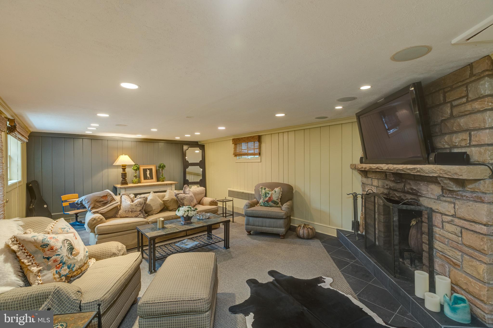 COUNTRY CLUB HILLS - Residential