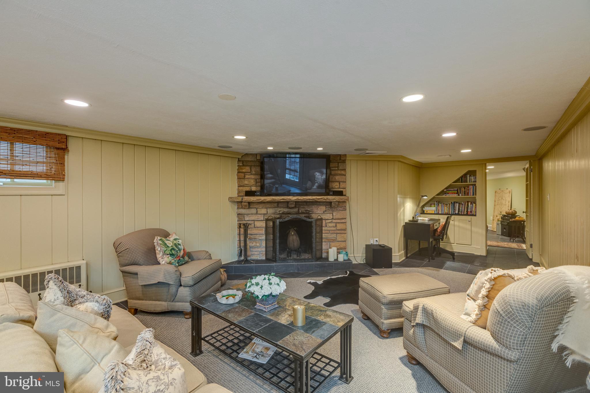 COUNTRY CLUB HILLS - Residential