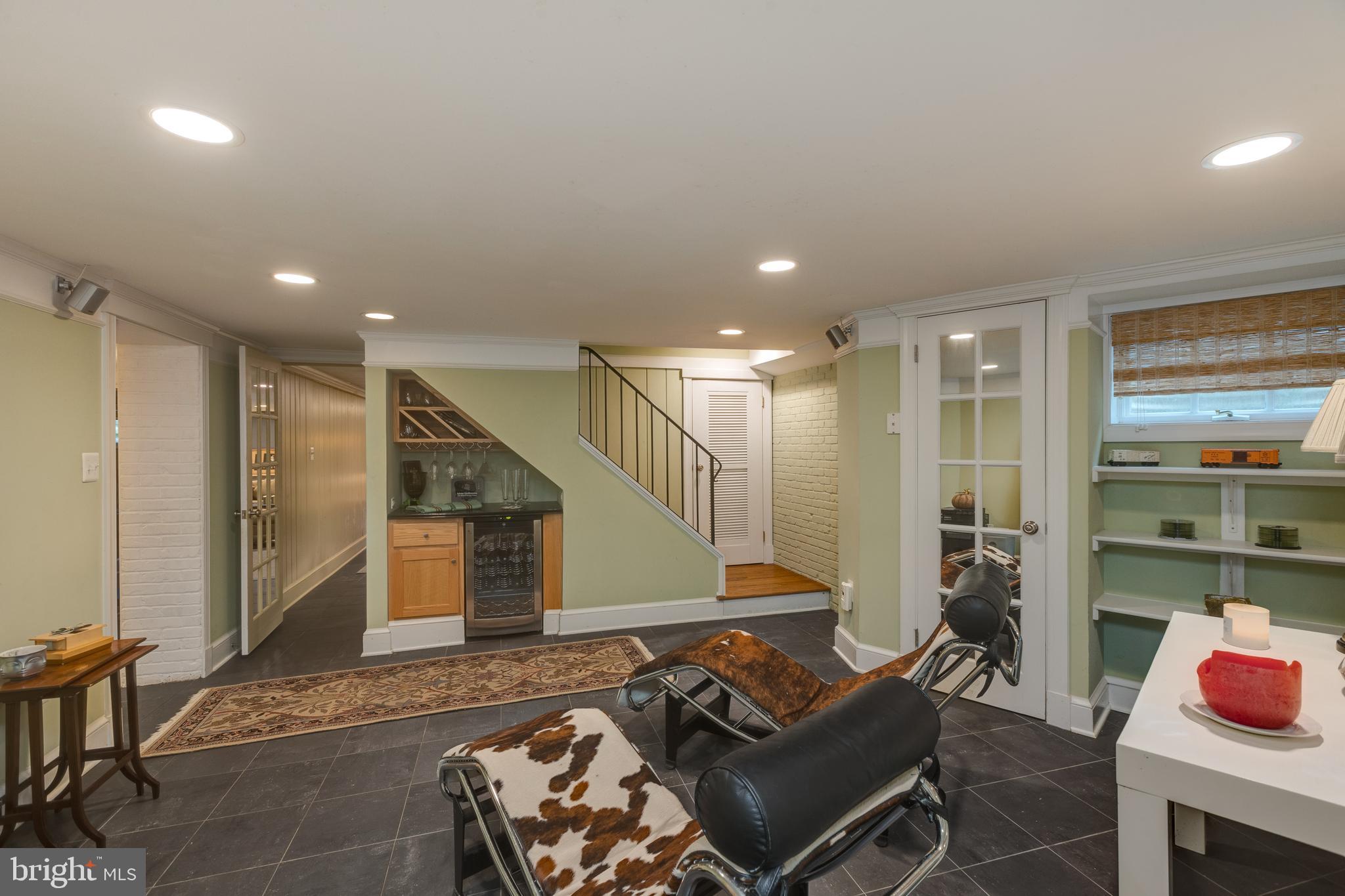 COUNTRY CLUB HILLS - Residential