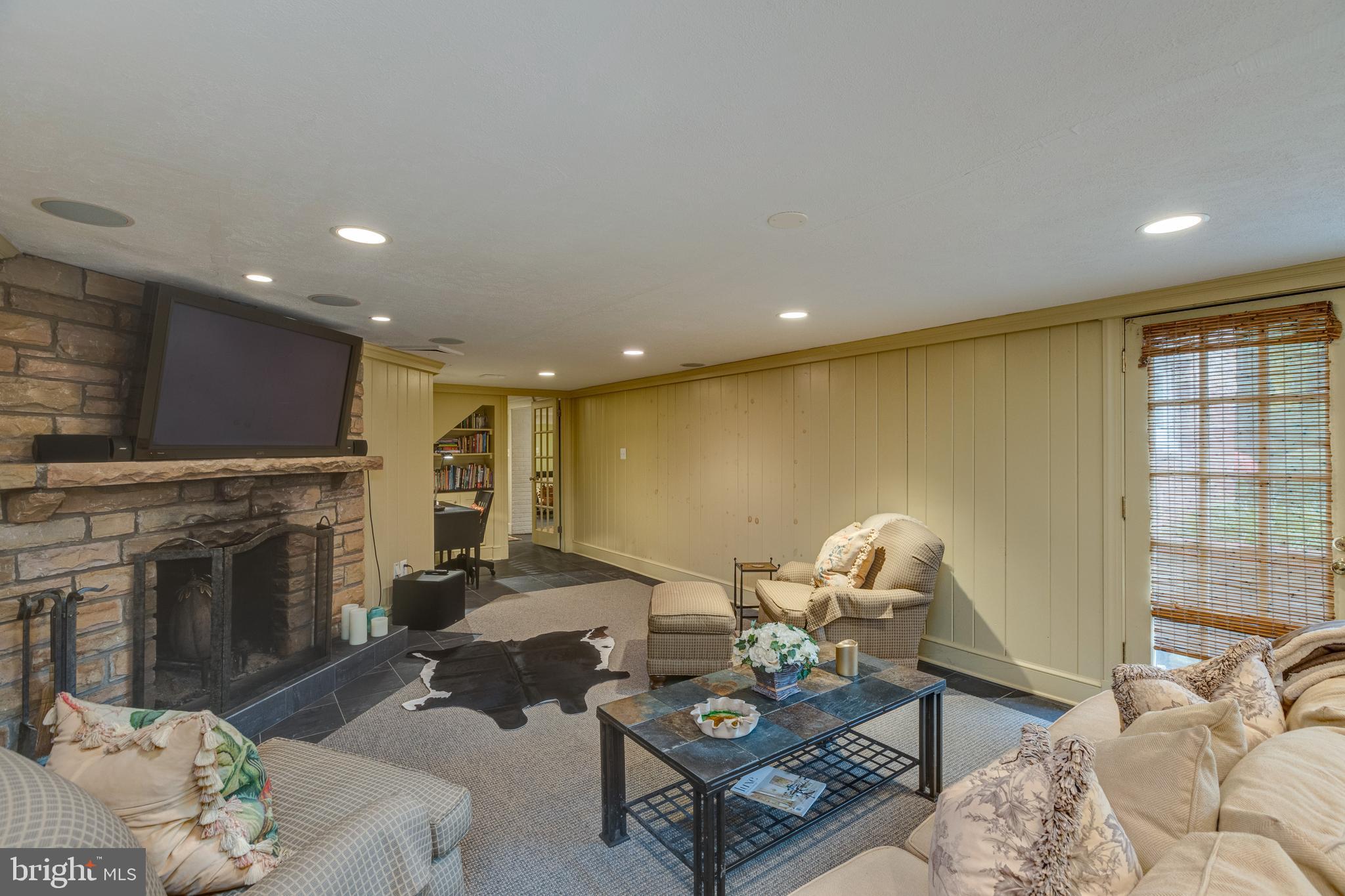 COUNTRY CLUB HILLS - Residential