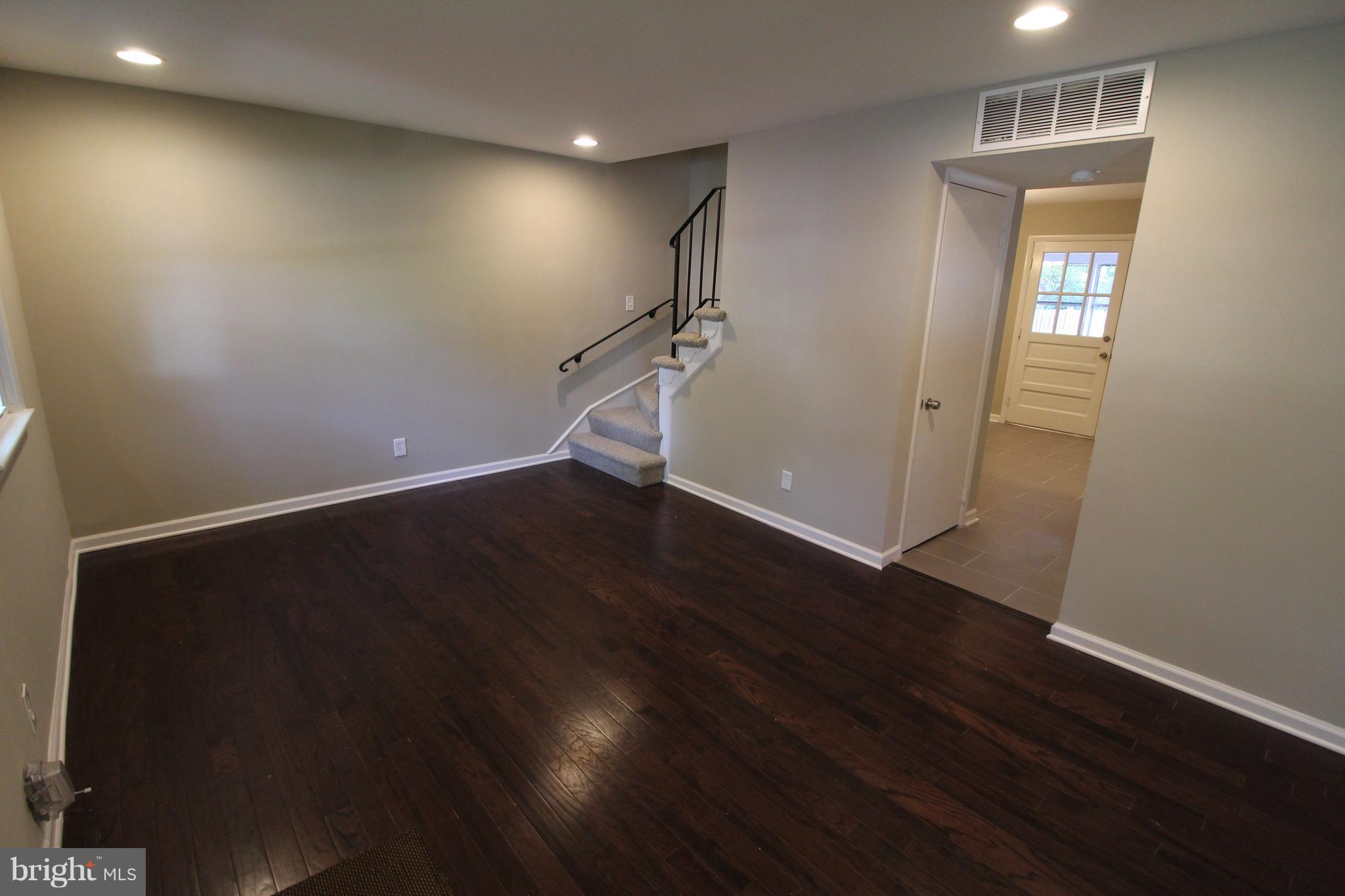 VIRGINIA KNOLLS - Residential