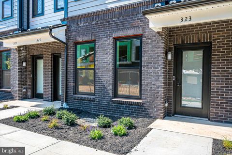 Townhouse For Rent - 323 Sadie Circle<br/> NEW BRUNSWICK, NJ 08901