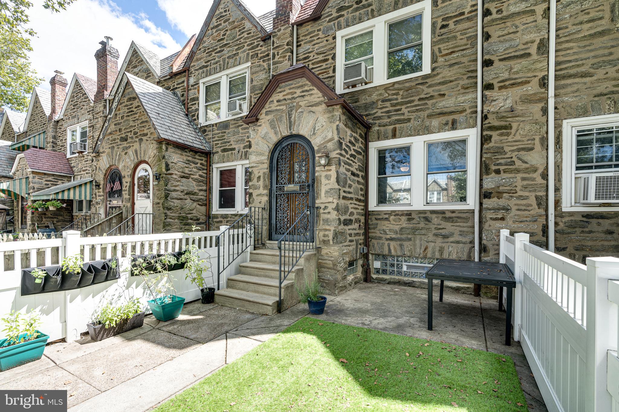 CRESCENTVILLE - Residential