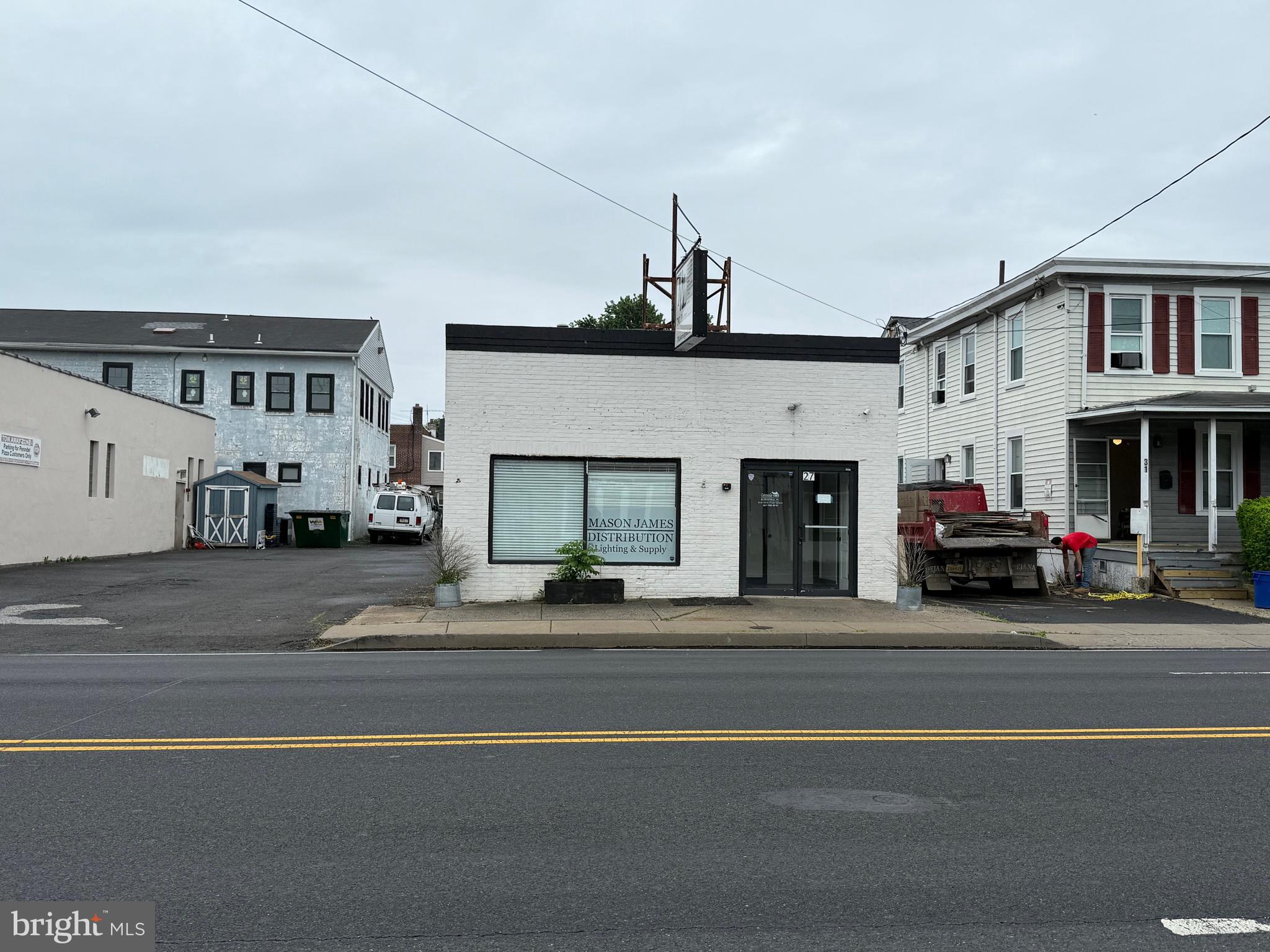 27 W LINCOLN HIGHWAY