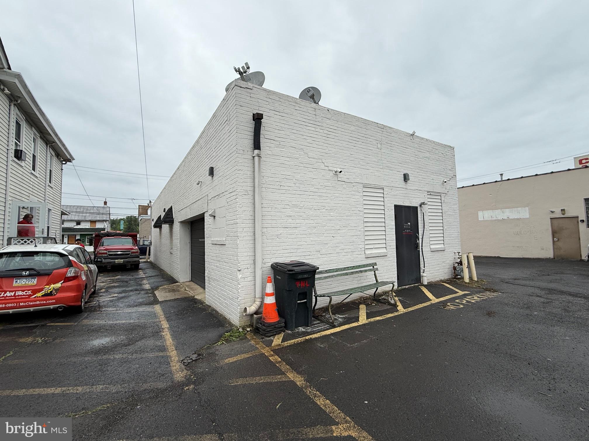 27 W LINCOLN HIGHWAY