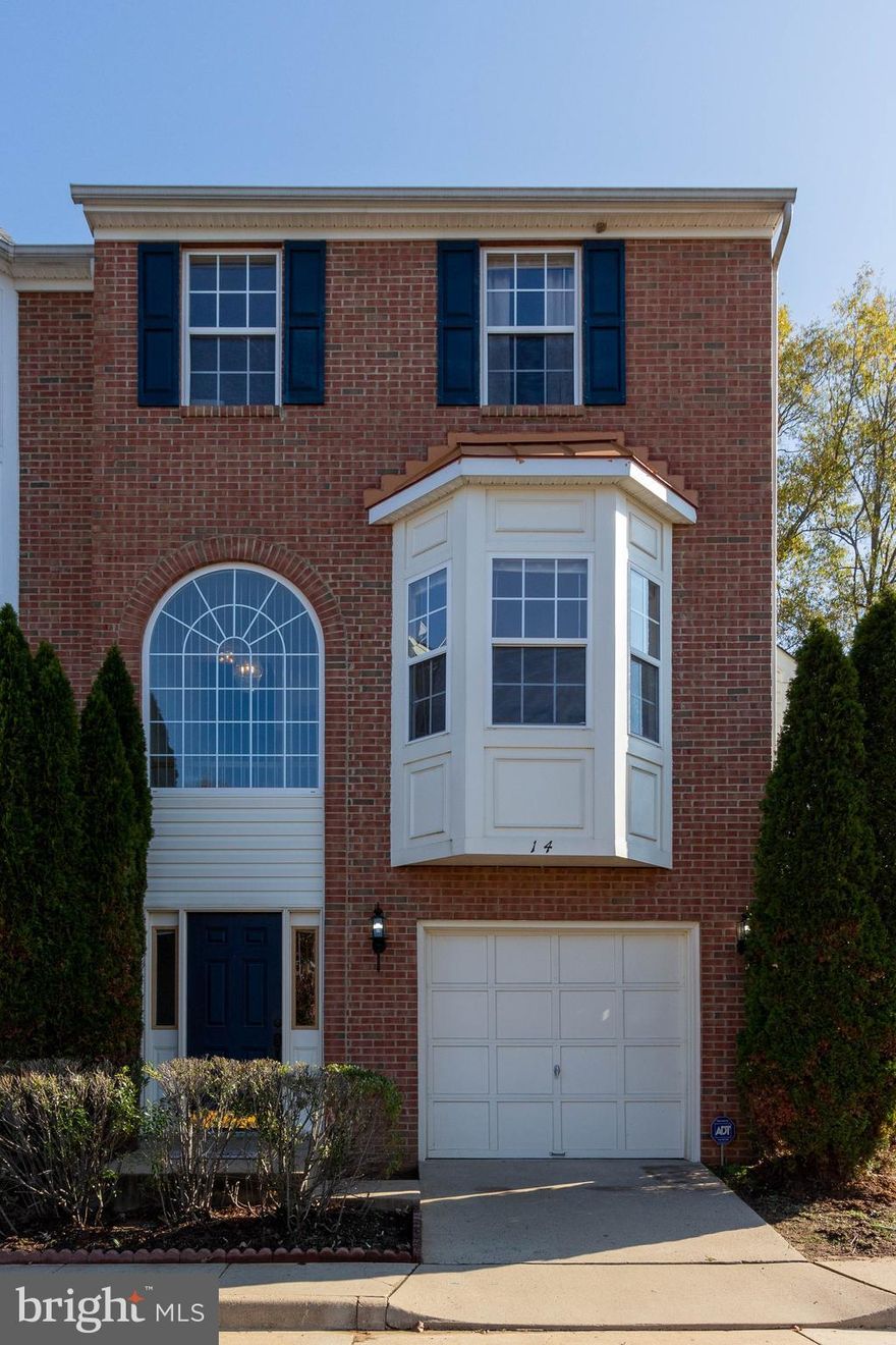 SPACIOUS 3 FINISHED LEVEL END UNIT GARAGE TOWN HOME CONVENIENTLY LOCATED NEAR I95 & VRE TRAIN. 3 BEDROOMS 2.2 BATHS. DECK OFF KITCHEN. CUSTOM KITCHEN ISLAND CONVEYS.