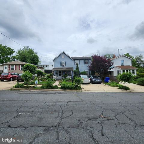 Photo of 10703 Shaftsbury Street, KENSINGTON, MD 20895 (MLS # MDMC2238892)