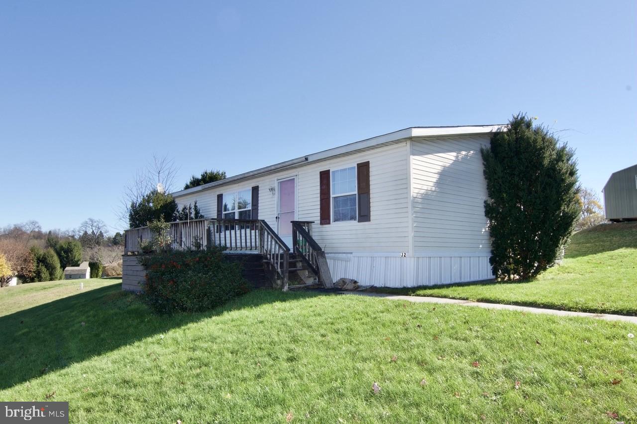 Make a move to rural living and enjoy comforts at a desirable location with amenities such as a pool, community center and playground. While the location has a quaint Dutch Community feeling, Major Highways are nearby for easy commutes. 
 
This single- family home is in need of TLC. Bring your creative touch to restore this 3 bedroom 2 bath home back to its full beauty. This home is priced to sell. 
Park approval is required prior to seller considering offers.

Home is in need of rehab, being sold as-is. Use the standard AOS manufactured form when placing offers.
