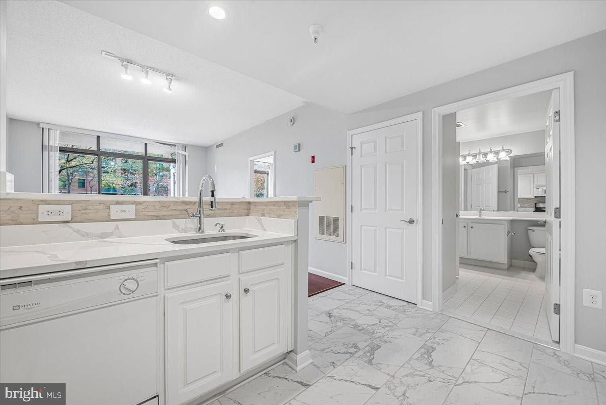 GALLERY AT WHITE FLINT - Residential Lease