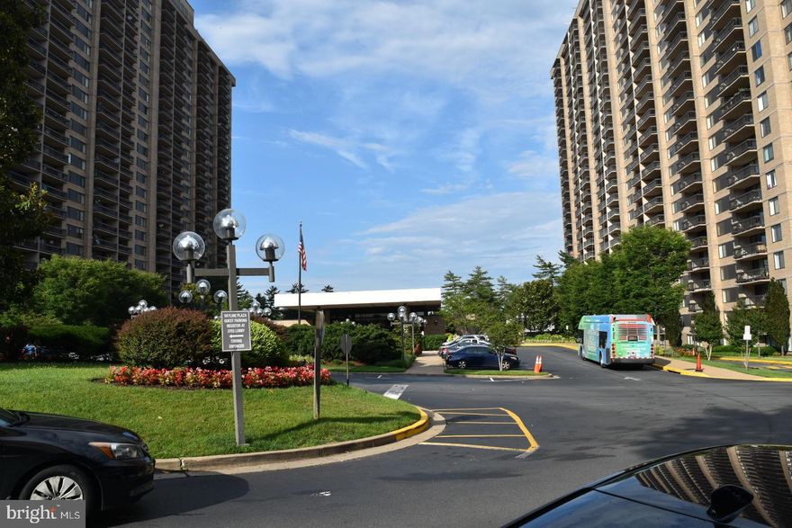 "Skyline Plaza alcove style studio with distinct cozy sleeping nook.All utilities + 1 assigned car garage parking+ storage  included in the rent.panoramic view, bright natural light, modern style, high-end design."
Fully renovated and redesigned bathroom, and plenty of additional storage added to the unit. Fabulous pool on the main floor, a barbecue area and a playground is on site! Other amenities include a billiard room, 2 fitness centers, salon, mini-mart and bike . There is 24 hour security and concierge service. Just minutes from DC, Pentagon and Amazon HQ2 and on a major bus route! All shopping and dining available walking distance. Plenty of visitor parking! 2 Metro Bus stops at the lobby Entrance, metro stations within a mile and a half.