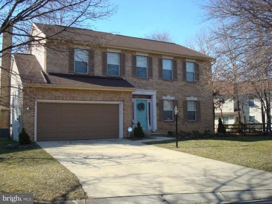 Well maintained home in cul-de-sac in Westlake Village.  Community offers pool, hiking & biking trails,club house, tennis court & lake. Conveniently located near shopping, restaurnats & Military Bases. Home features a large deck, fenced yard, wood burning fireplace in family room, master w/private bath, modern kitchen w/breakfast area, separate living & dining rooms. Laundry kitchen level.RENT NOW