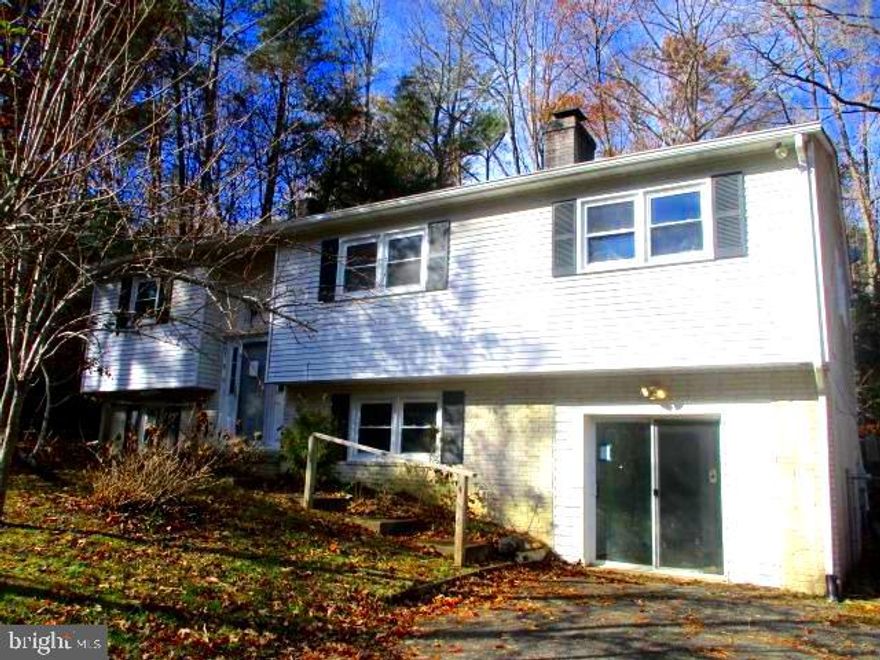 Located in the Holly Gaf Community in Hollywood.  This split foyer home has lots of potential .  Open floor plan with living and dining rooms.  Hardwood floor thoughout the first floor.  Three bedrooms and two full baths plus addtion bedroom and full bath in the basement.  Sited on corner lot.