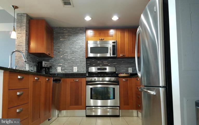 MIDTOWN ALEXANDRIA STATION CONDOMINIUM - Residential Lease