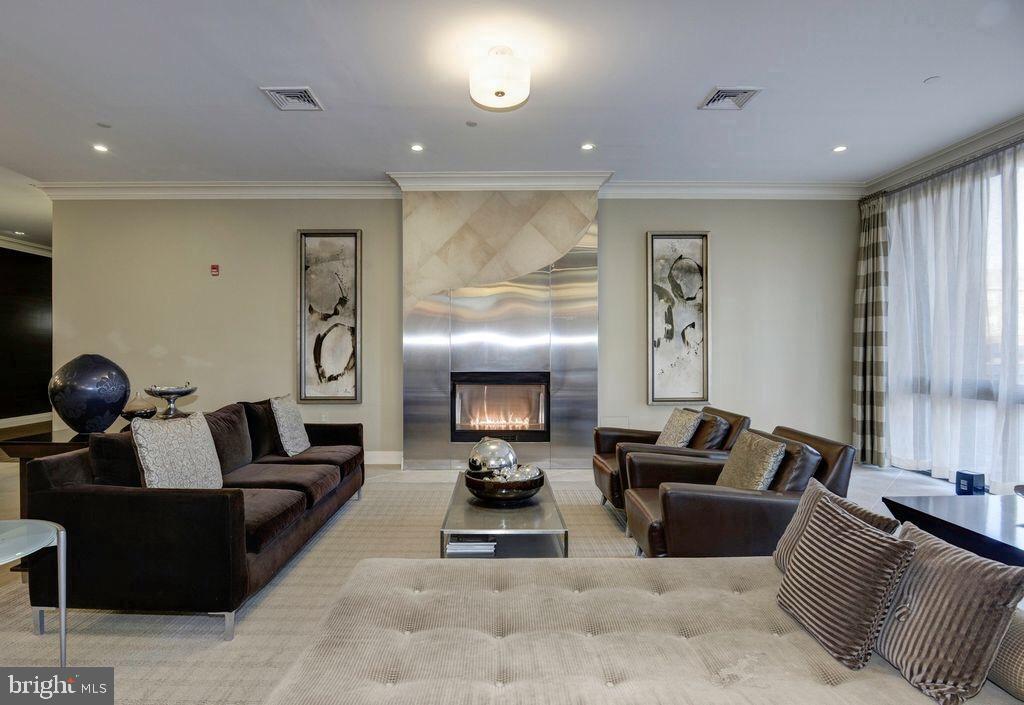 MIDTOWN ALEXANDRIA STATION CONDOMINIUM - Residential Lease