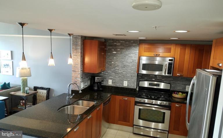 MIDTOWN ALEXANDRIA STATION CONDOMINIUM - Residential Lease