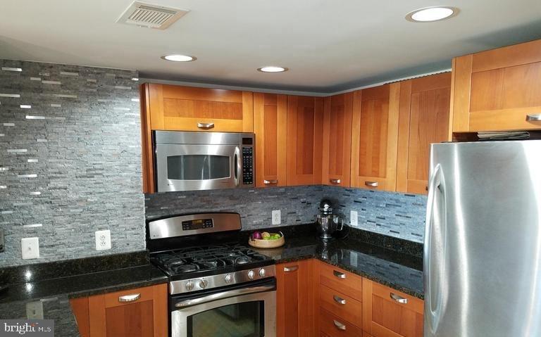 MIDTOWN ALEXANDRIA STATION CONDOMINIUM - Residential Lease