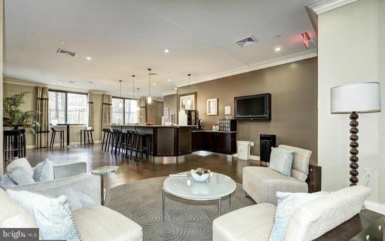 MIDTOWN ALEXANDRIA STATION CONDOMINIUM - Residential Lease