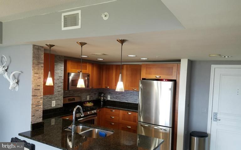 MIDTOWN ALEXANDRIA STATION CONDOMINIUM - Residential Lease