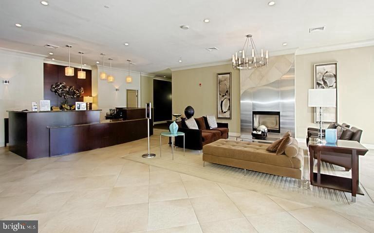 MIDTOWN ALEXANDRIA STATION CONDOMINIUM - Residential Lease