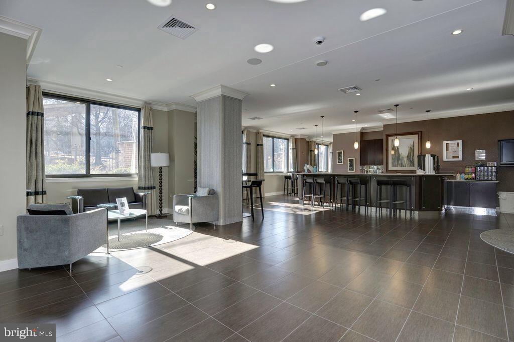 MIDTOWN ALEXANDRIA STATION CONDOMINIUM - Residential Lease