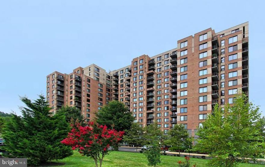 GREAT LOCATION!! MODERN 1 BEDROOM/1 BATH CONDO DIRECTLY ACROSS THE STREET FROM HUNTINGTON METRO STATION. GRANITE COUNTERS, STAINLESS STEEL APPLIANCES BEAUTIFUL VIEWS OF ALEXANDRIA SKYLINE. ONE GARAGE PARKING INCLUDED. BUILDING HAS LOTS OF AMENITIES, 24 HR FITNESS CENTER, PARTY ROOM POOL, LOUNGE. JUST MINUTES FROM I-495/95.