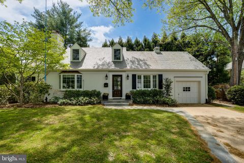 Photo of 5206 Falmouth Court, BETHESDA, MD 20816 (MLS # MDMC2177124)