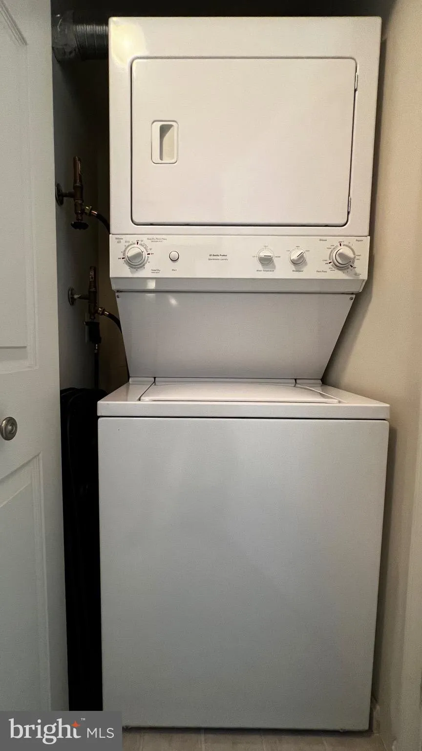 Alexandria, Virginia 22302, United States, 2 Bedrooms Bedrooms, ,2 BathroomsBathrooms,Residential,Active,81335