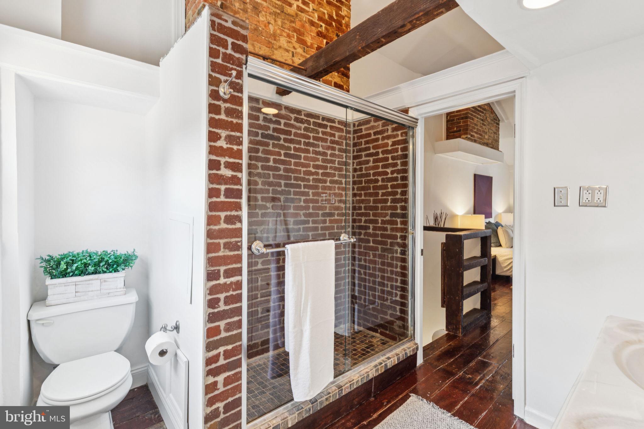 QUEEN VILLAGE - Residential