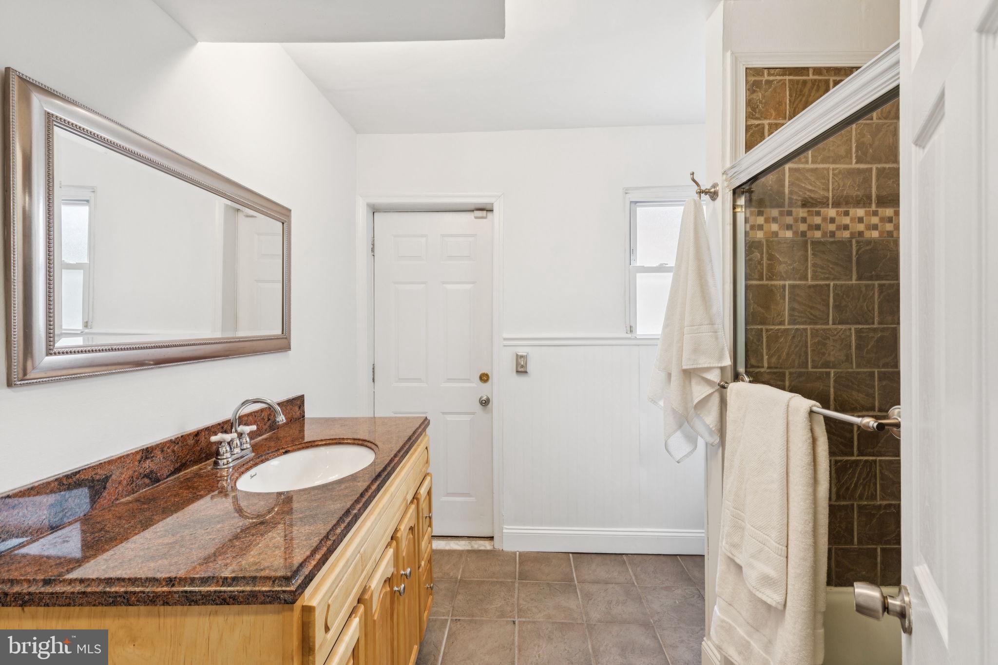 QUEEN VILLAGE - Residential