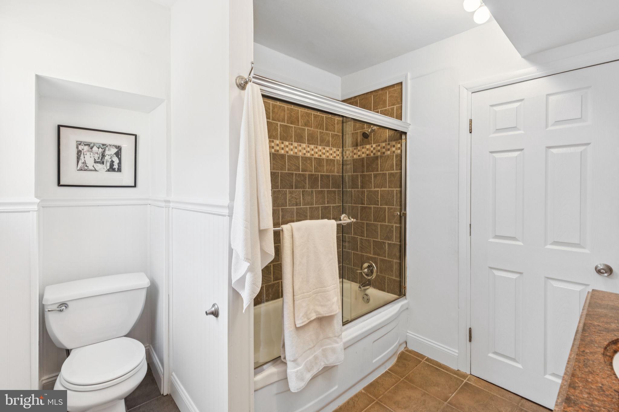 QUEEN VILLAGE - Residential