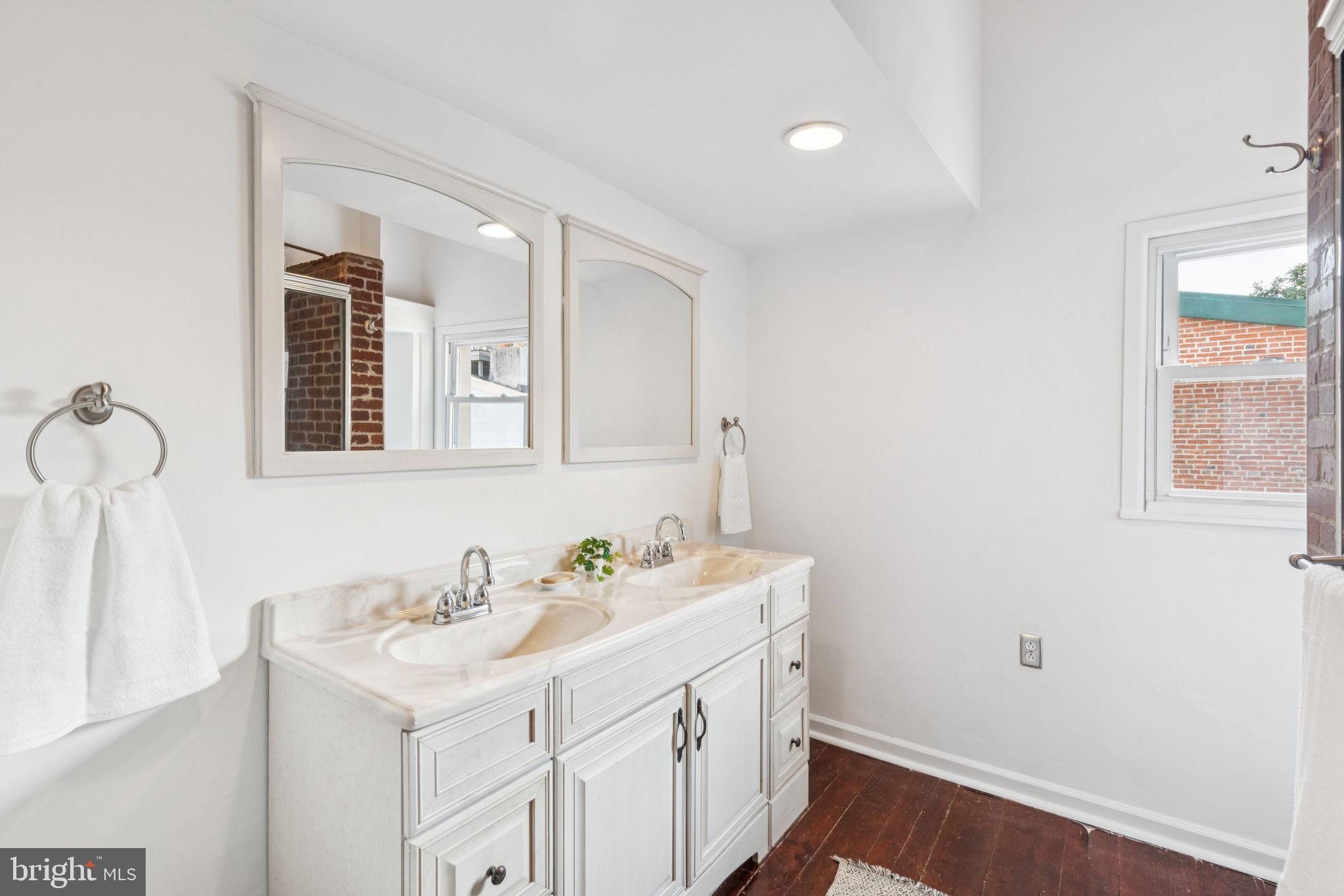 QUEEN VILLAGE - Residential