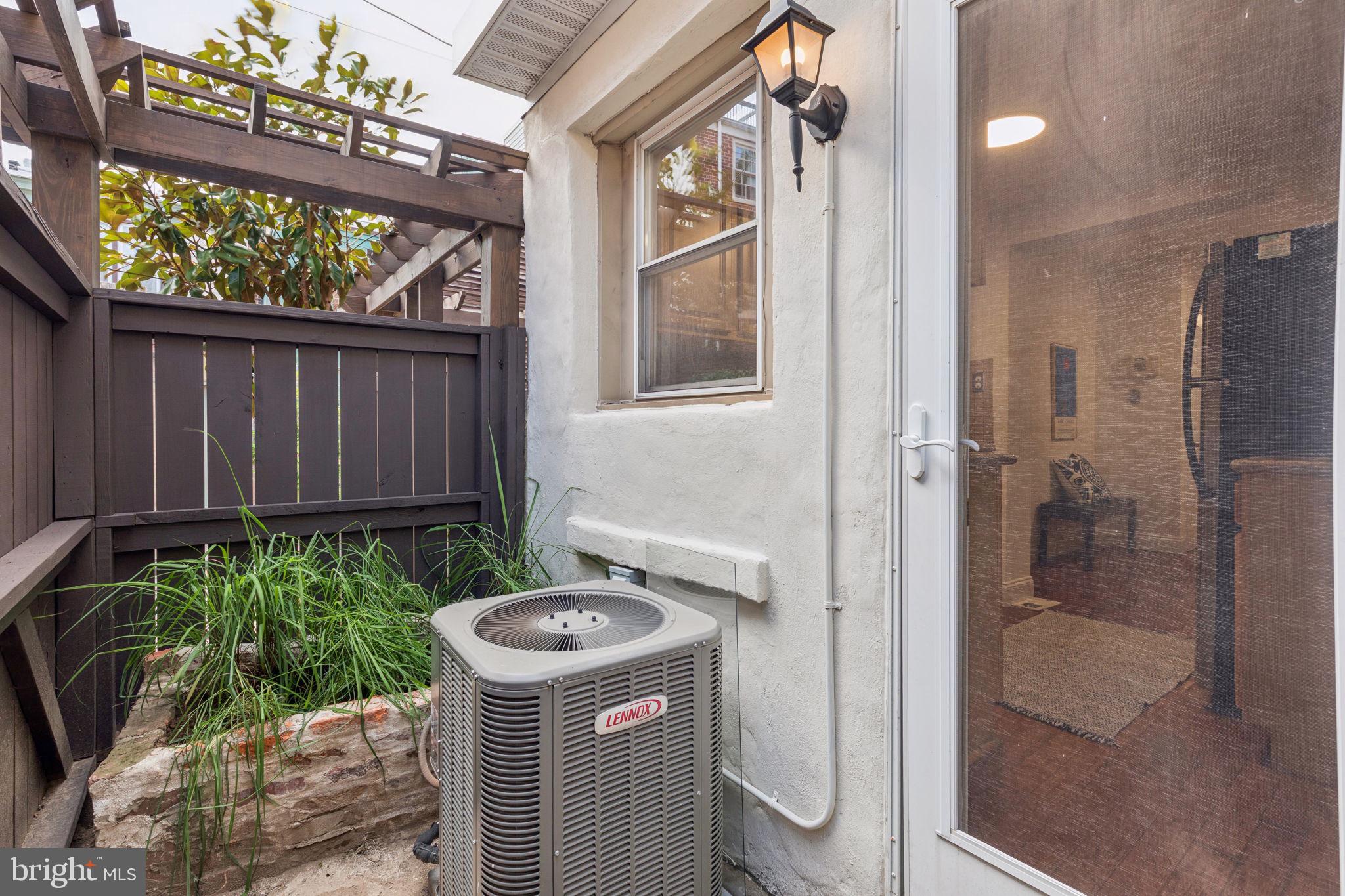 QUEEN VILLAGE - Residential