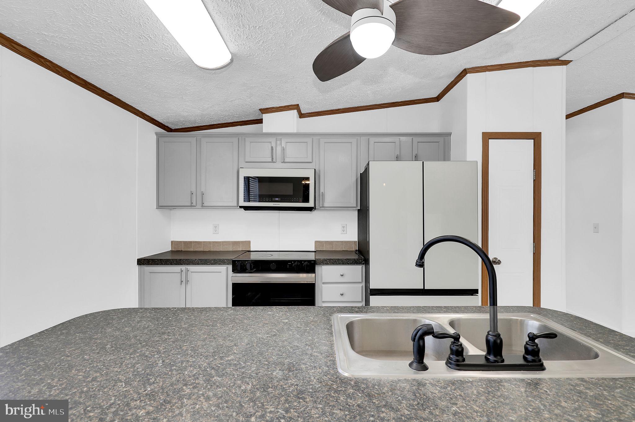 HOLIDAY MOBILE ESTATES - Residential