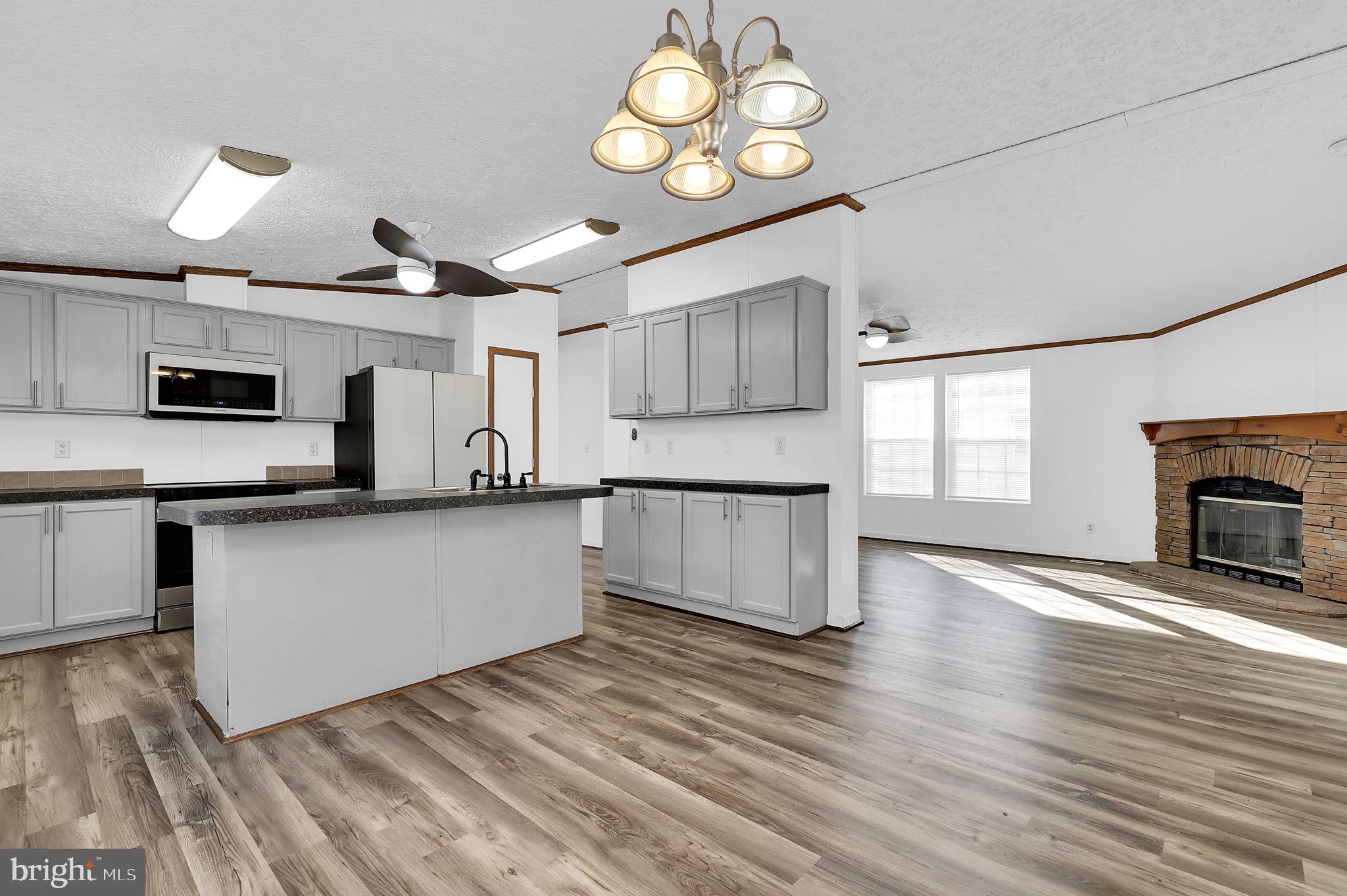 HOLIDAY MOBILE ESTATES - Residential