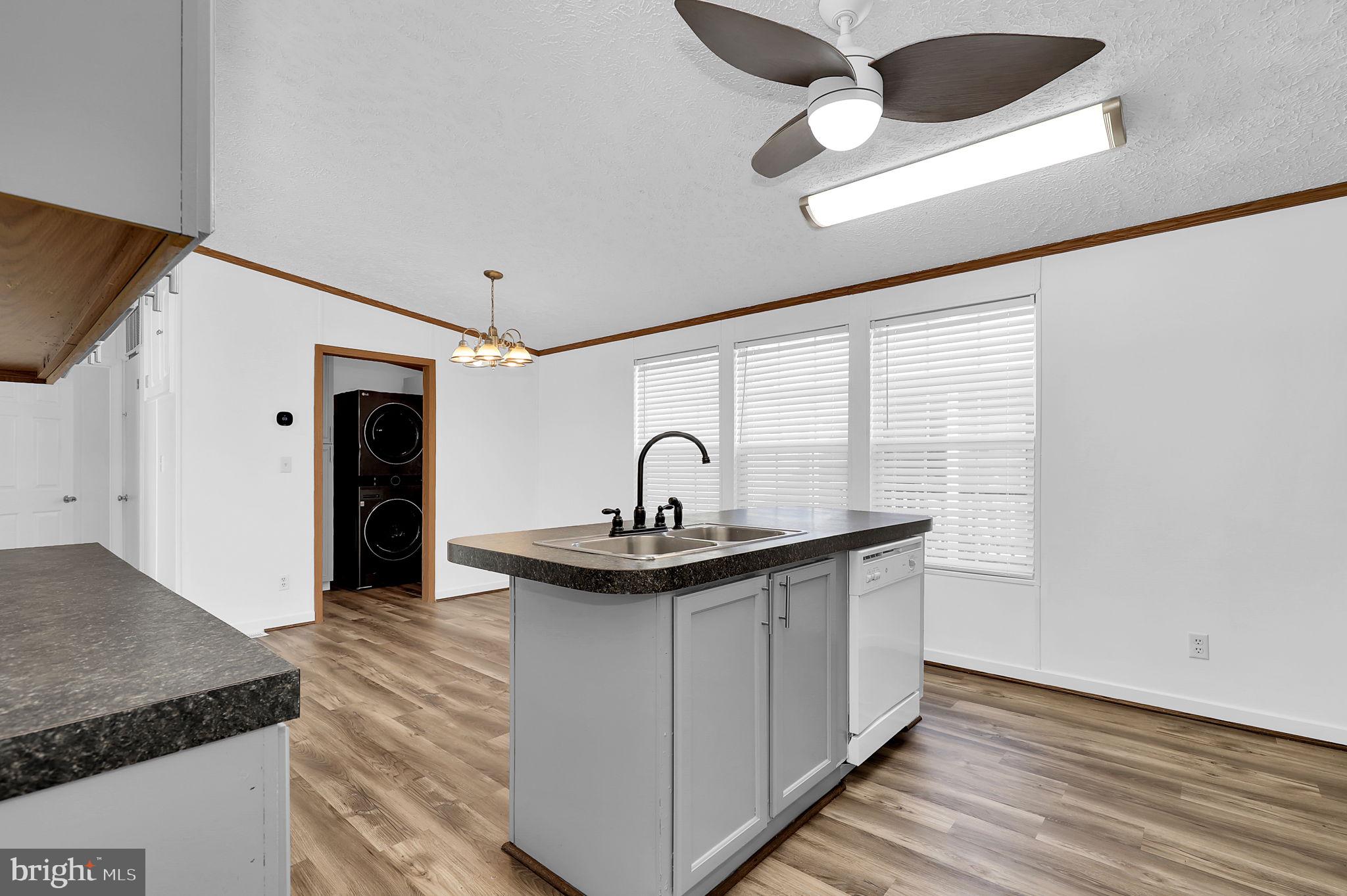 HOLIDAY MOBILE ESTATES - Residential