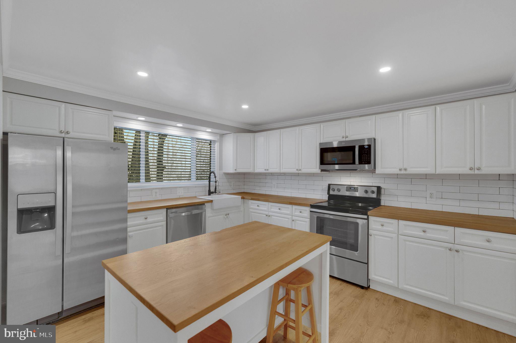 COUNTRY CLUB LAKE - Residential