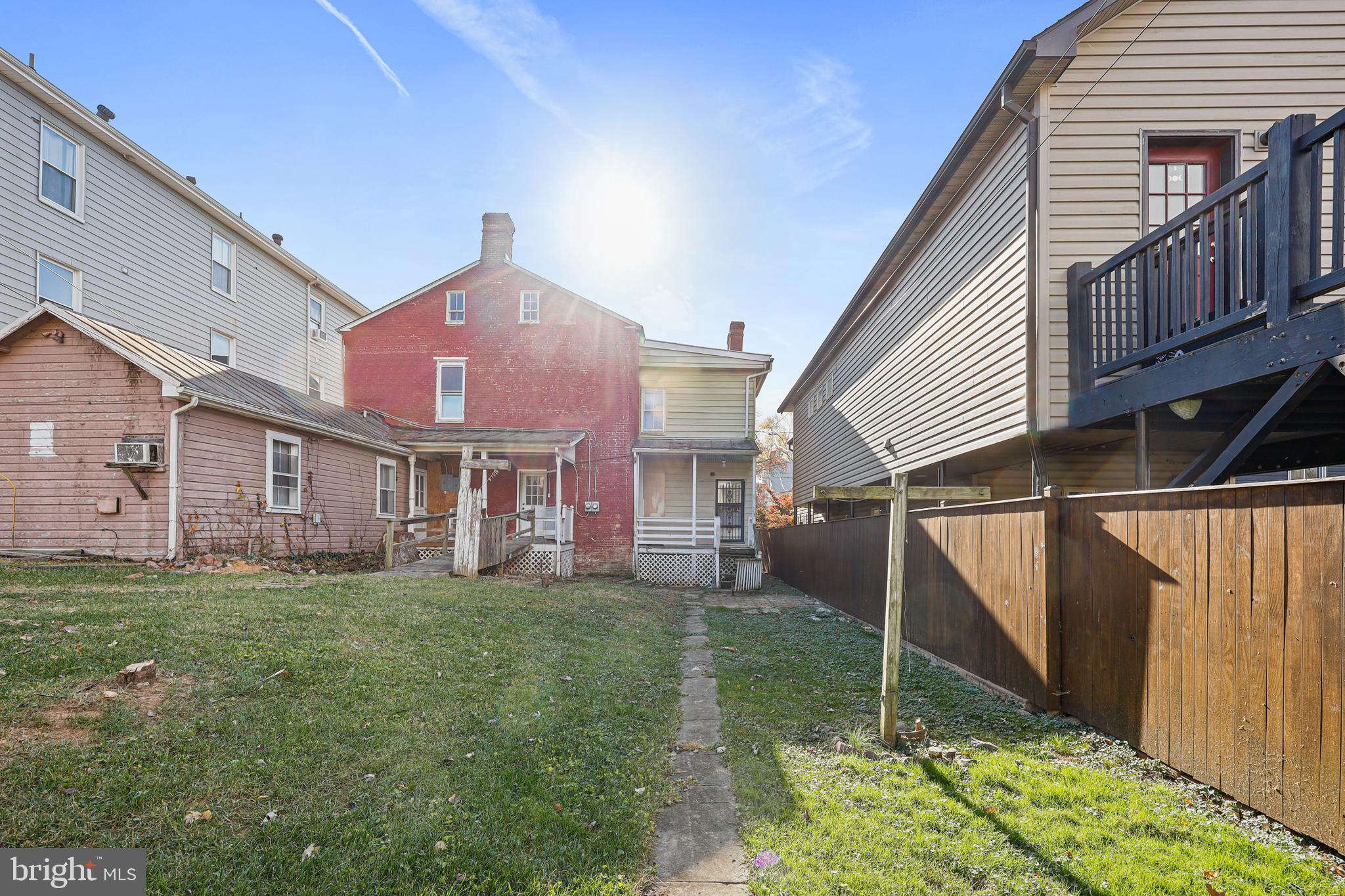 Main image without alt text