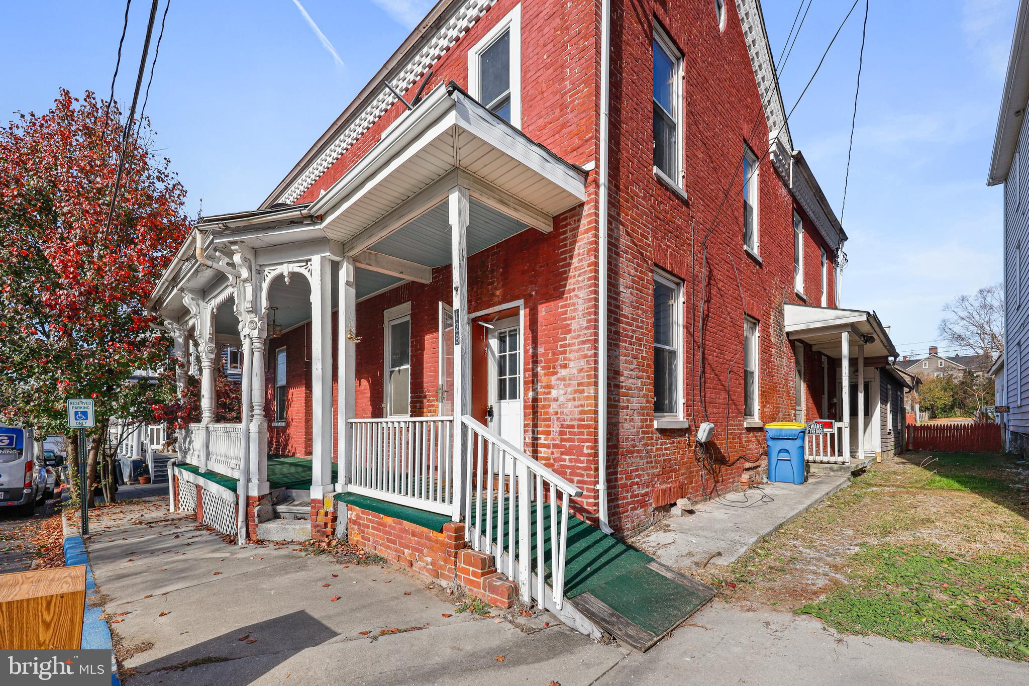 Main image without alt text