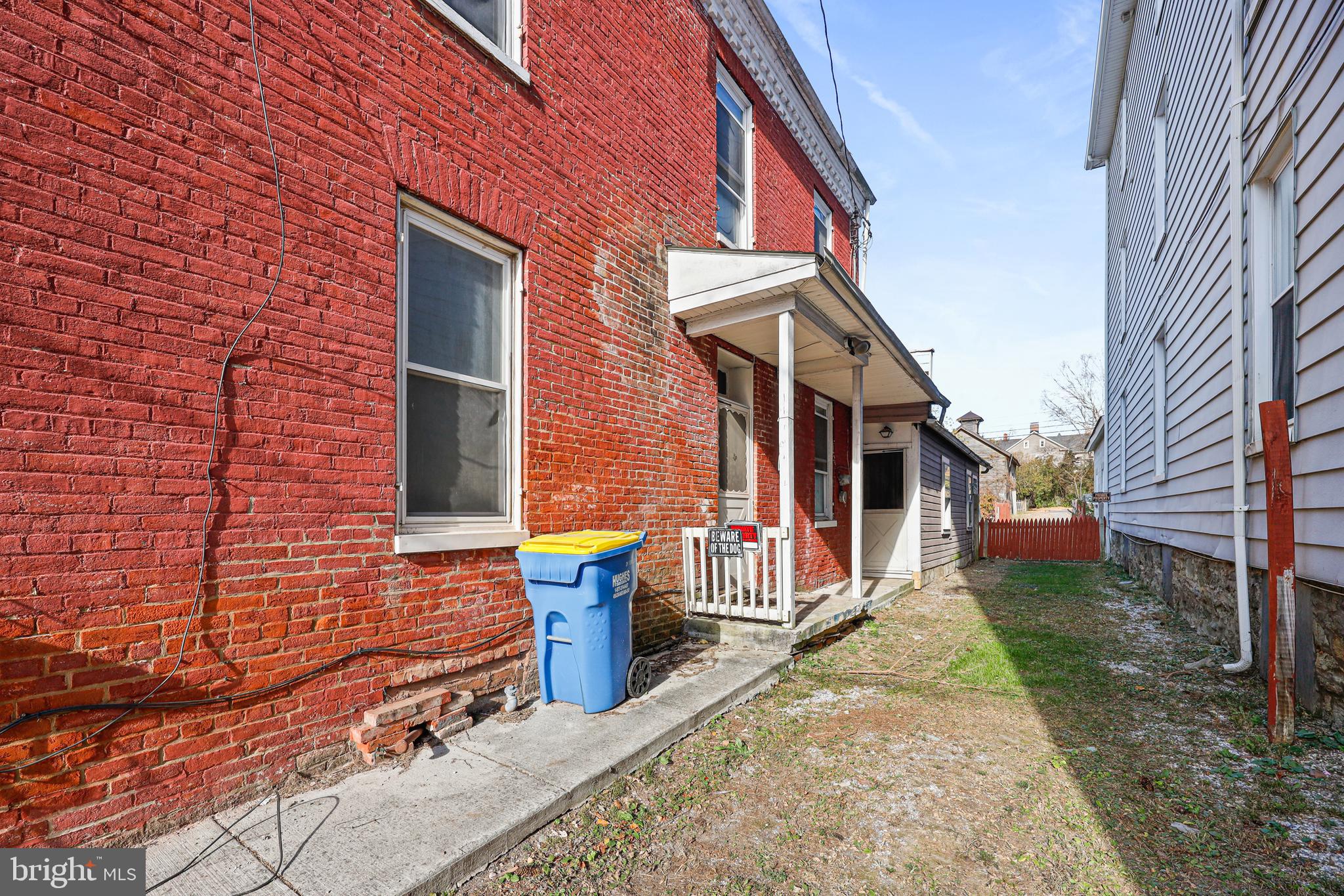 Main image without alt text