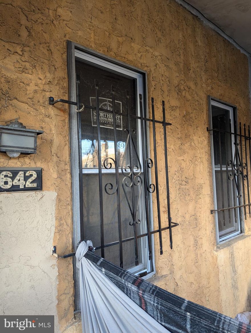 Handyman's special. Zoned for Multi-family this potential diamond needs a little TLC to be a great fix and flip or rental producing income property. It's close to public transportation. It's convenient to Center City.  Shopping  and entertainment venues are nearby.  With the right vision and creativity transform this property into a great home.