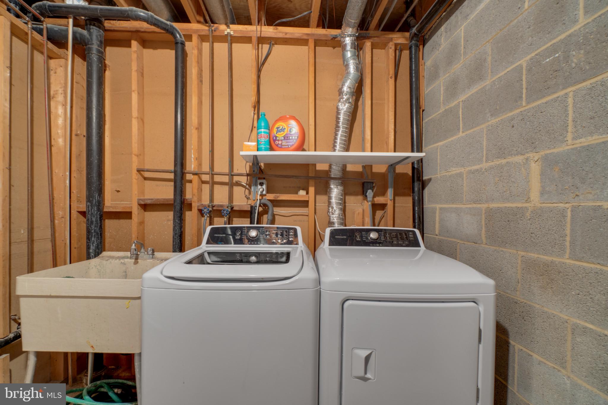 BAY HILLS - COLONIAL RIDGE - Residential