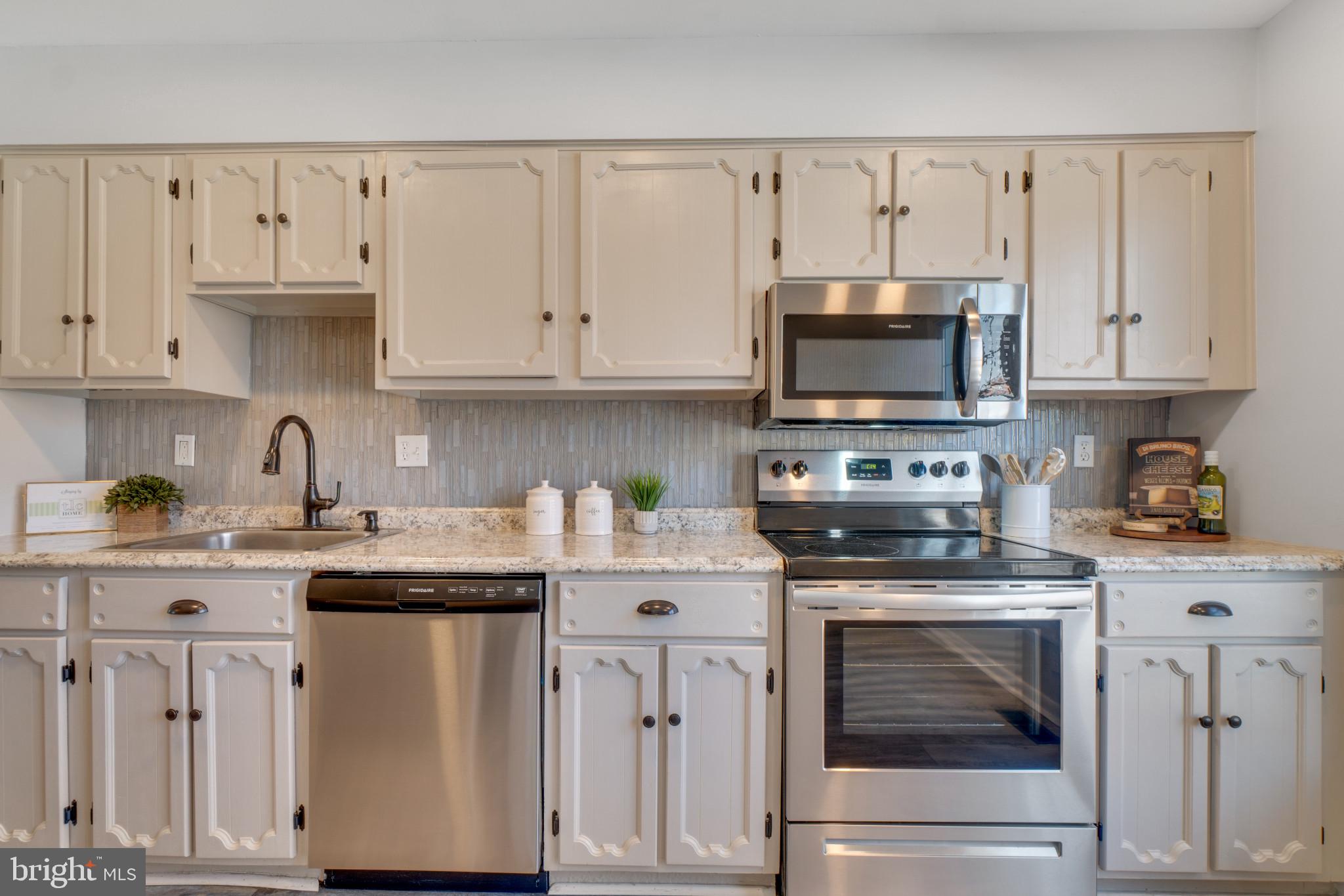 BAY HILLS - COLONIAL RIDGE - Residential