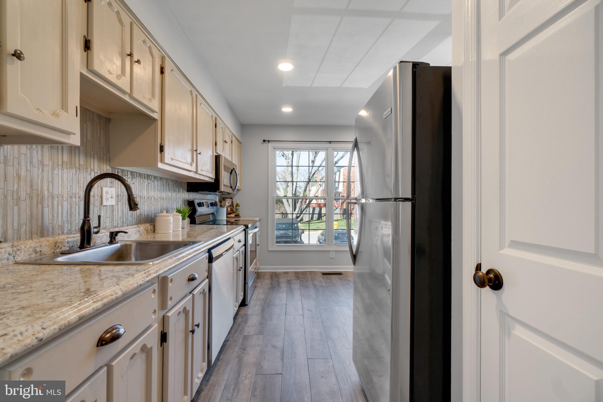 BAY HILLS - COLONIAL RIDGE - Residential