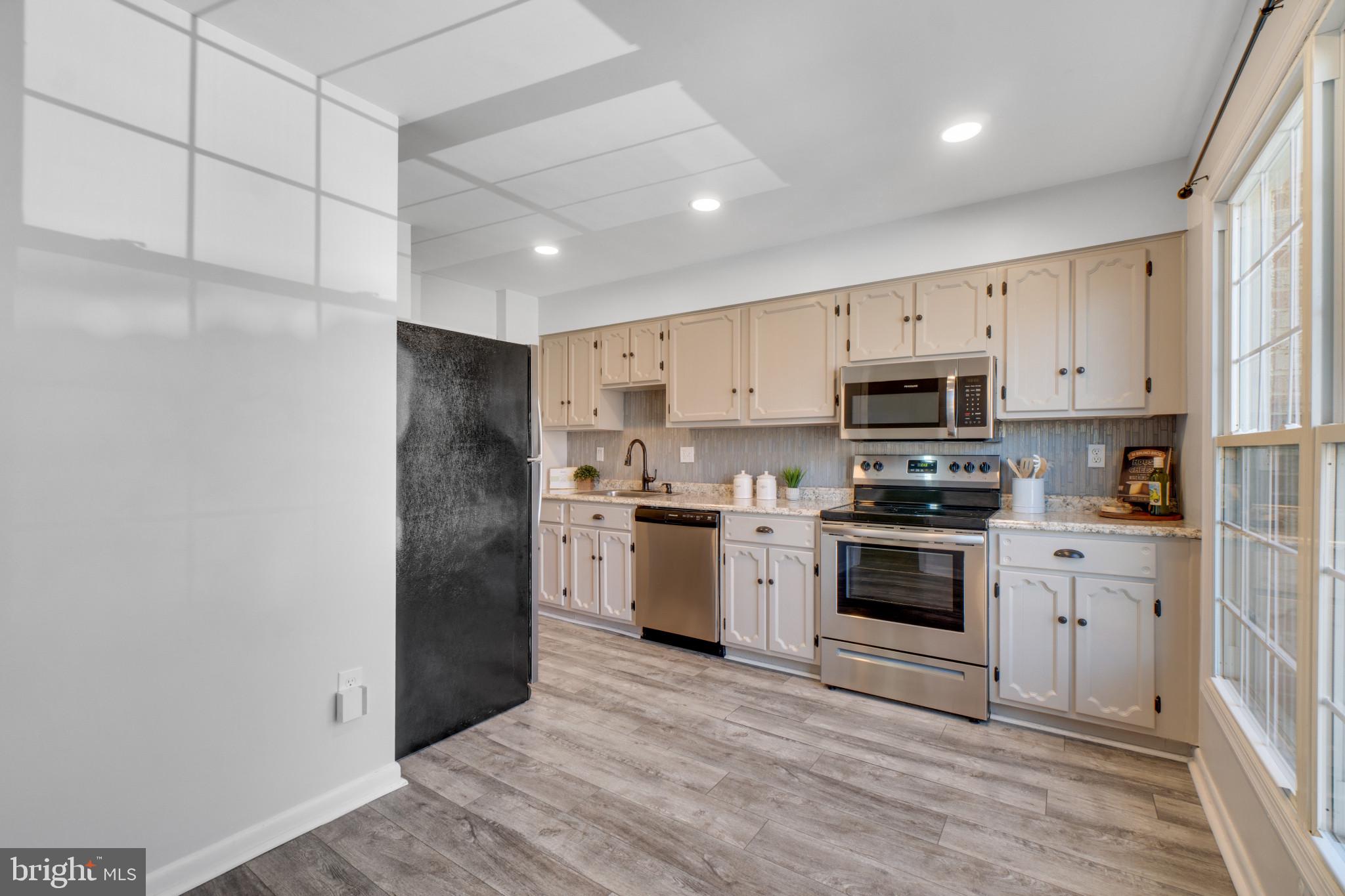 BAY HILLS - COLONIAL RIDGE - Residential