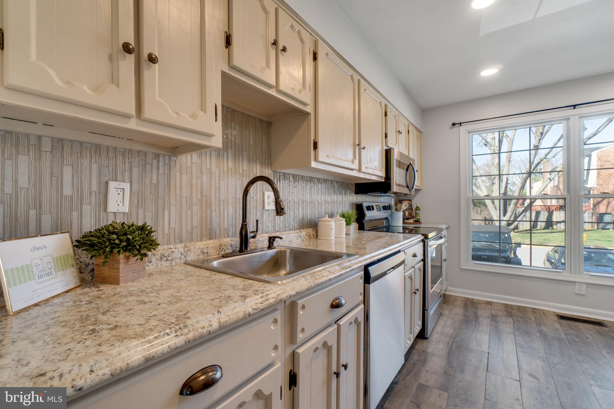 BAY HILLS - COLONIAL RIDGE - Residential