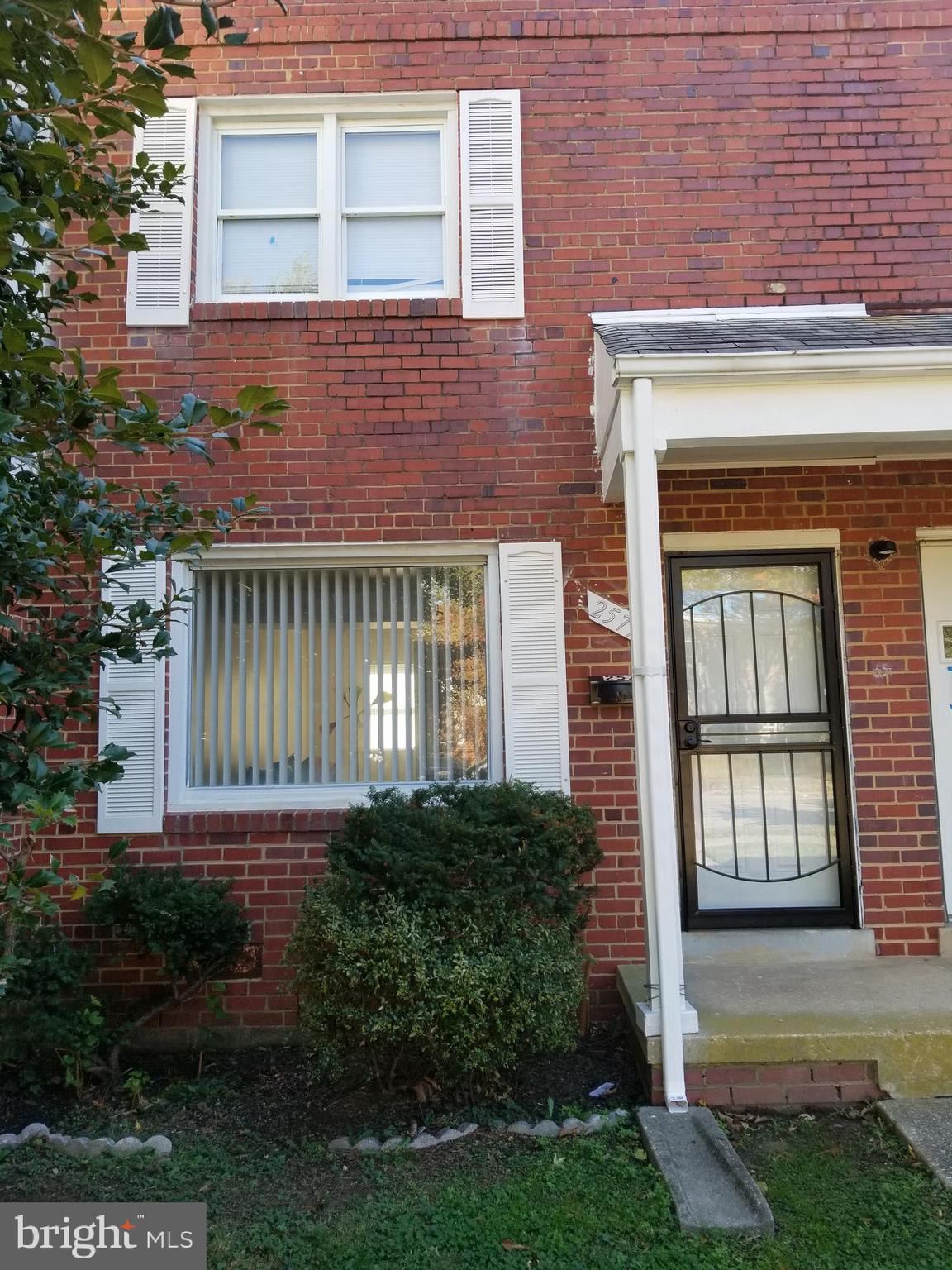 ROSELAND GARDENS - Residential Lease