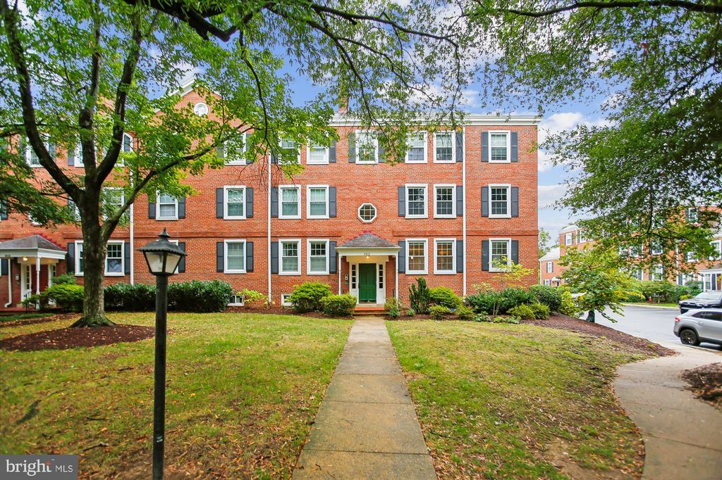 Photo of 4902 29th Road S #A2, ARLINGTON, VA 22206 (MLS # VAAX2049556)
