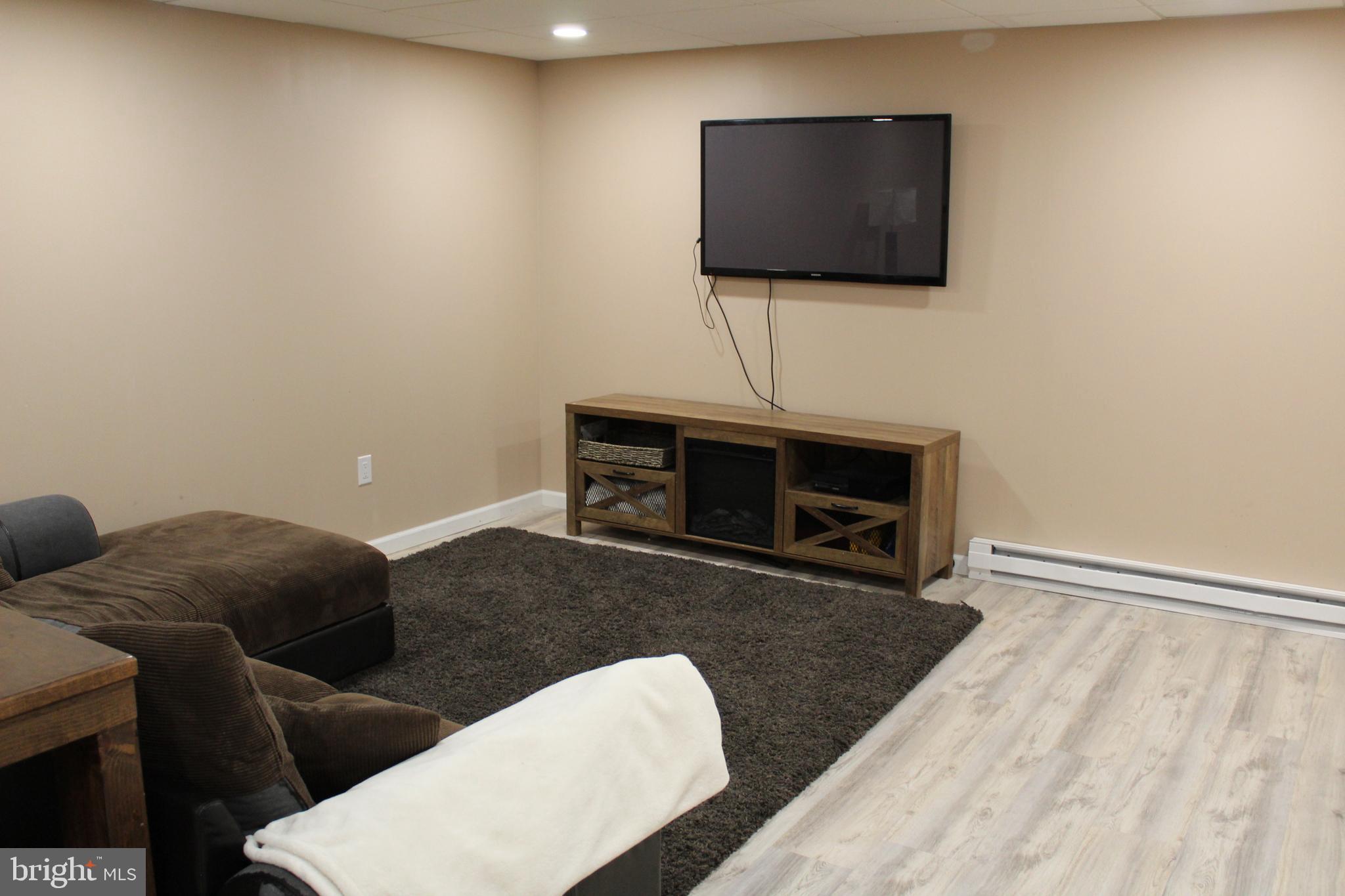 SALFORD POND - Residential