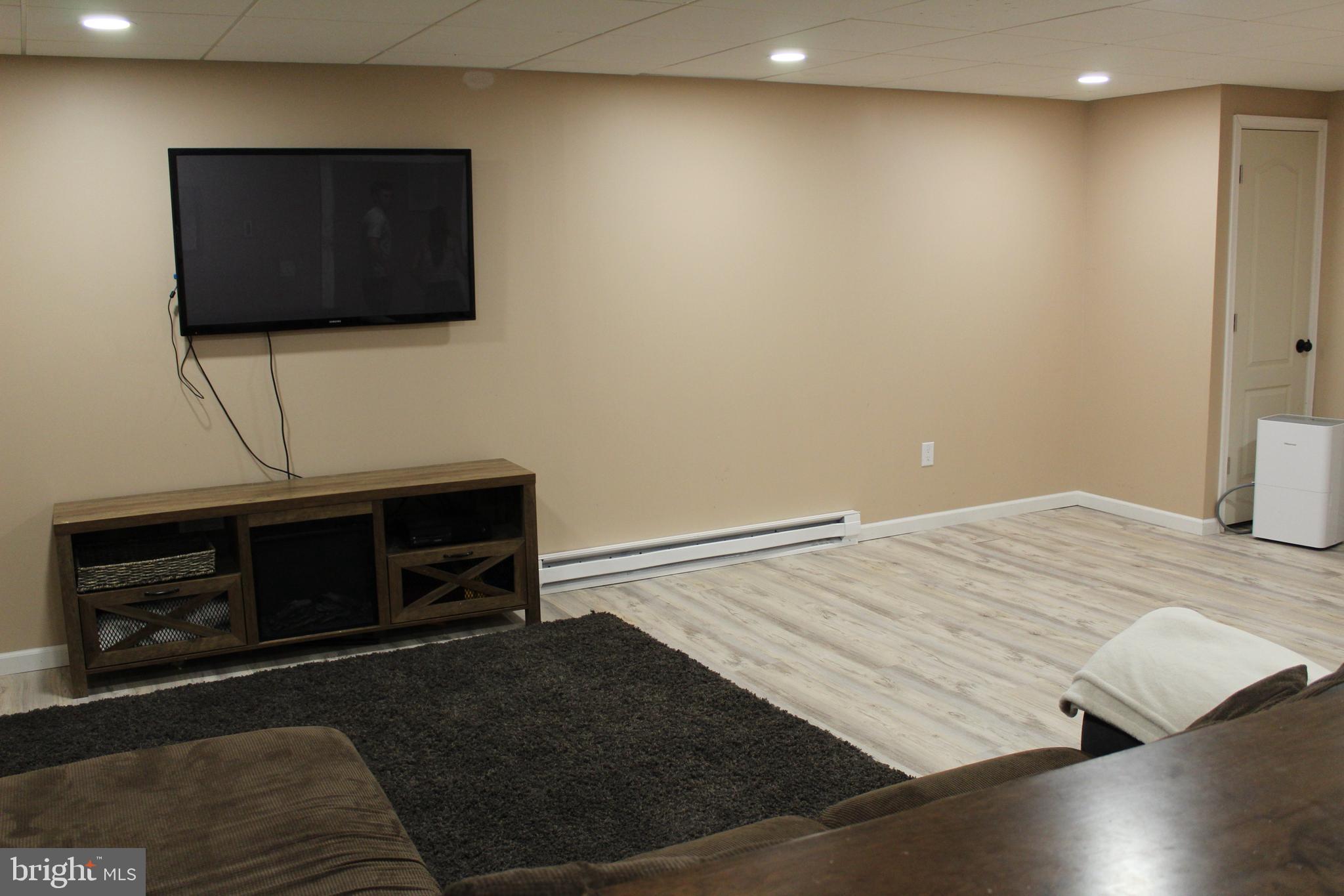 SALFORD POND - Residential